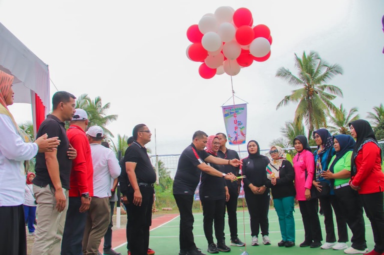 35 Klub Ikut Turnamen Voli Hj. Rinarni Cup