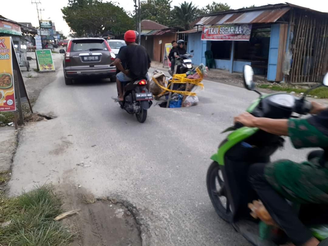 Jalan di Kota Pekanbaru Hancur Seperti Kena Serangan Rudal