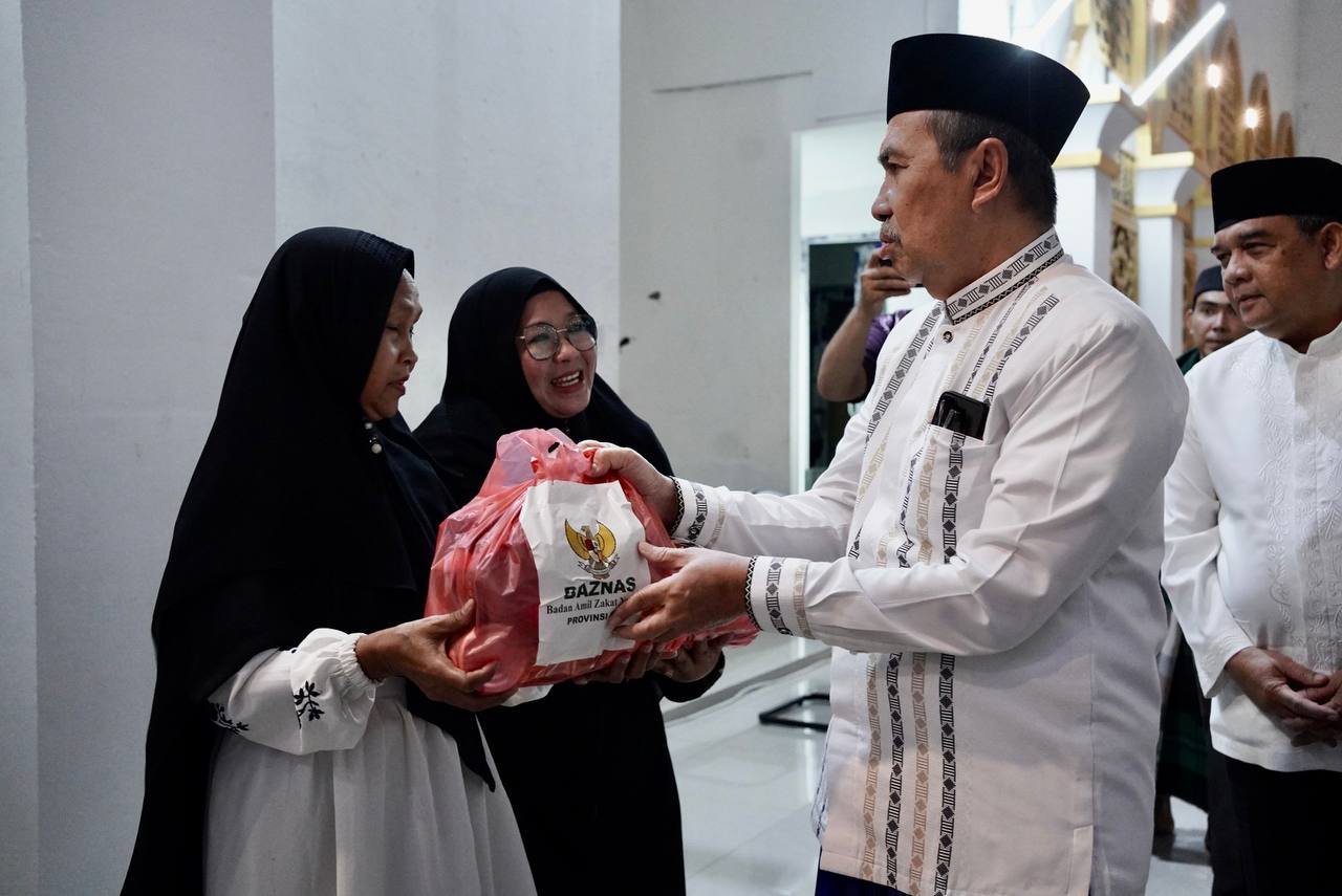 GSSB di Masjid Nurul Wathan, Gubernur Riau Salurkan 450 Paket Sembako