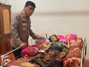 Polda Riau Peduli, Bangkitkan Semangat Fitriani Penderita Tumor Perut 