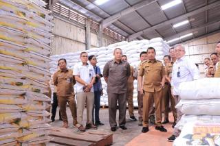 Antisipasi Lonjakan Harga, Pj Walikota Pekanbaru Tinjau Gudang Bulog