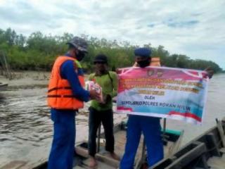 Polres Rohil Lakukan Vaksinasi dan Salurkan Bansos di Wilayah Pesisir
