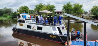 Polairud Berikan Layanan Kesehatan Bagi Warga di Pesisir Sungai Siak