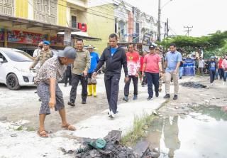 Genangan Air di Jalan Suka Karya Akibat Drainase tak Berfungsi