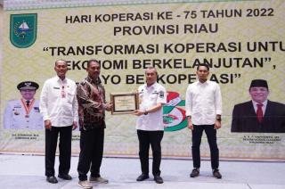 Gubernur Riau Beri Penghargaan Untuk 40 Koperasi