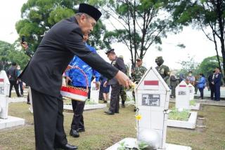 Gubri Laksanakan Upacara Peringatan Hari Pahlawan di TMP Kusuma Dharma Pekanbaru