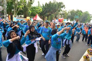 Semarak HKN ke - 58, Asisten II Senam Zumba Bersama Masyarakat