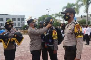 Dukung Kinerja, Puluhan Bhabinkamtibmas Polres Dumai Dapat Helm "Wak Bhabin"