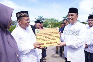 Gubri Tinjau Pasar Murah di Rengat dan Salurkan Bansos Rp2,59 M