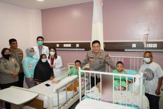 Kapolda Riau Jenguk Kakak Beradik Penderita Rapuh Tulang