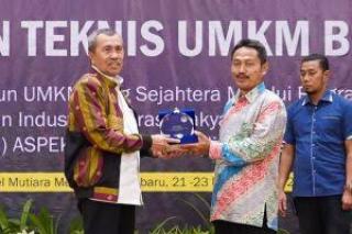 Gubri Syamsuar Tampil Elegan dengan Jaket Bomber Tenun Riau