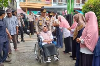 Polres Bengkalis Bantu Guru SD Semangat Mengabdi Meski Alami Kelumpuhan