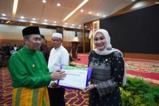 Dinas ESDM Provinsi Riau Terima Sertifikat sebagai OPD Terbaik dalam Pengelolaan Wakaf Uang