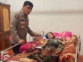 Polda Riau Peduli, Bangkitkan Semangat Fitriani Penderita Tumor Perut 