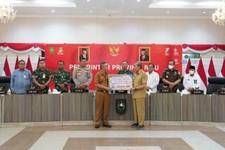 Disaksikan Forkopimda, Gubri Serahkan Bantuan Uang Sebesar Rp533 Juta Lebih Untuk Korban Gempa Cianjur