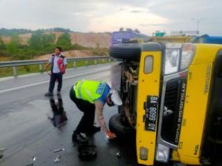 Ditabrak Terios, Truk Terbalik di Tol Pekanbaru-Dumai