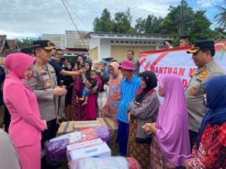 Kapolda Riau Irjen Iqbal Turun Langsung Serahkan 9 Truk Sembako untuk Korban Gempa Cianjur