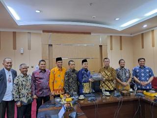Pimpin Delegasi Riau ke KNEKS, Rektor UMRI Sampaikan Program Unggulan KDEKS Riau 