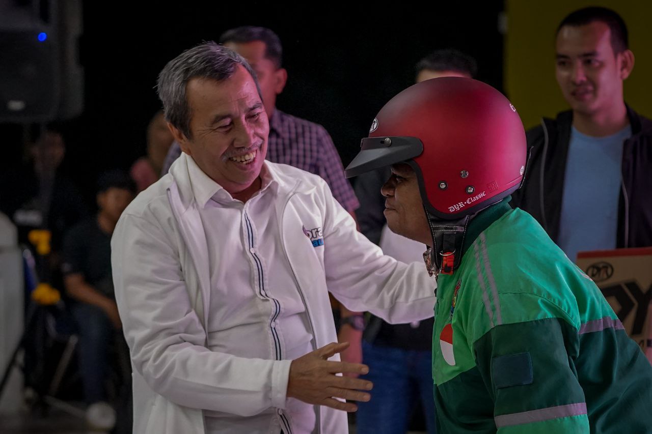 Nobar Piala Dunia Bareng Gubri Syamsuar, Supir Ojol Dapat Hadiah Helm