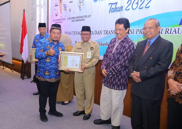 Bupati Alfedri Terima Piagam dan Lencana Produktivitas Siddhakarya Tahun 2022