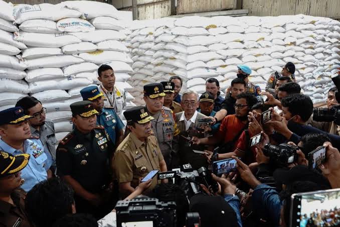 Jelang Nataru, Gubernur Riau Cek Rumah Ibadah, Gudang Bulog dan Pos Keamanan
