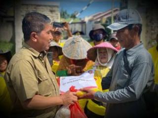 Dit Intelkam Polda Riau Bagikan Sembako untuk Petugas Kebersihan Pekanbaru