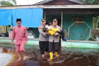 Kapolres Bengkalis Bawa Remaja Idap Hidrosefalus Berobat ke RSUD