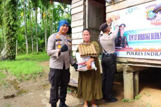 Komunitas Vampir Adakan Program Jubah Emas di Kampung Pulau