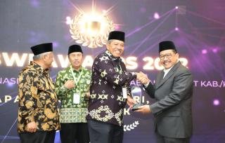 Bupati Siak Alfedri Terima BWI Award 2022, Tokoh Wakaf Nasional Kepala Daerah
