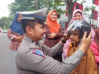Polantas Bagikan Helm ke Murid SDN 15 Pekanbaru