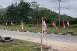 Bentuk Penolakan Eksekusi Lahan, IPK Pasang Ratusan Bendera Merah Putih di Sepanjang Jalan Dayun