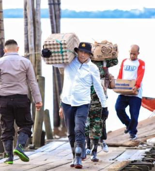 Pemkab Meranti Kembali Serahkan Bantuan Bagi Warga Terdampak Banjir di Rangsang Barat