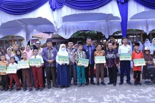 Pj Wali Kota Salurkan Zakat Profesi Guru dan ASN Disdik kepada 2.229 Pelajar Miskin