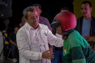 Nobar Piala Dunia Bareng Gubri Syamsuar, Supir Ojol Dapat Hadiah Helm