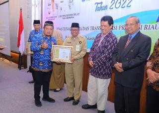 Bupati Alfedri Terima Piagam dan Lencana Produktivitas Siddhakarya Tahun 2022