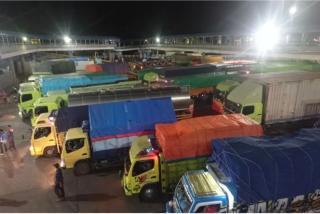 Dermaga Pelabuhan Merak Dipadati Truk