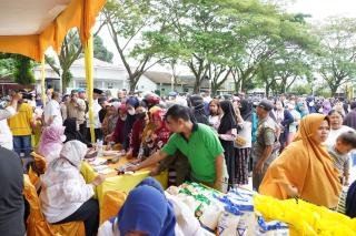 Gubernur Riau Gelar Operasi Pasar Murah, Emak-emak Ucapkan Terima Kasih
