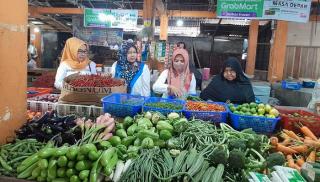 Harga Bahan Pokok Mulai Naik, Disketapang Monitoring di Pasar Limapuluh