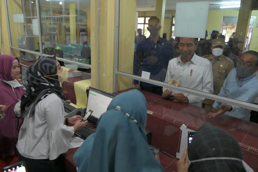 Presiden Jokowi Cek Poli dan Pelayanan Kesehatan RSUD Arifin Achmad