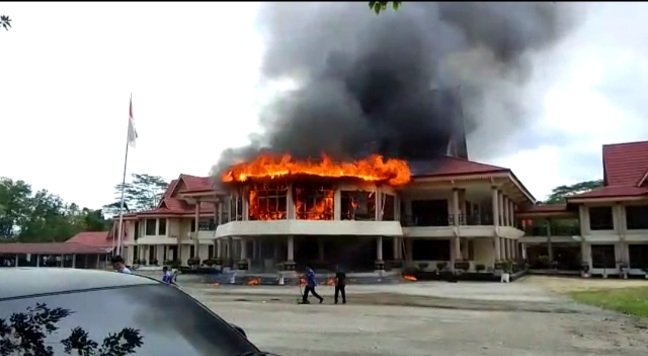 Kantor DPRD Inhu Terbakar, Api Membara di Gedung Utama