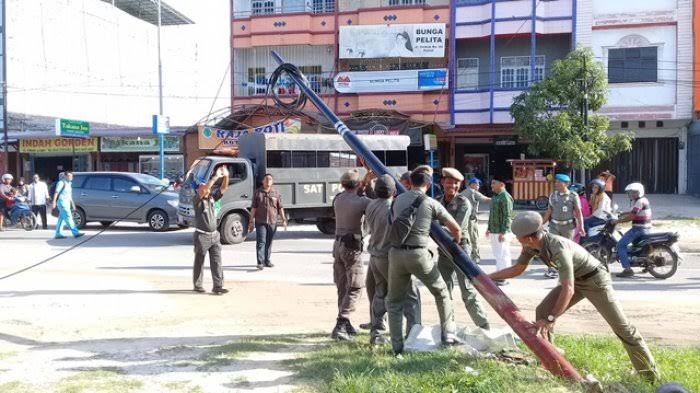 Respon Keluhan Warga, Pemko Pekanbaru Tertibkan Tiang Kabel Optik