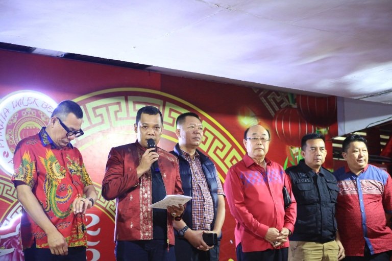 Pj Wali Kota Pekanbaru Saksikan Kembang Api Malam Perayaan Imlek Bersama Warga