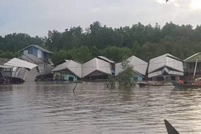 Dampak Banjir Rob, Rumah Warga di Inhil Longsor hingga Roboh