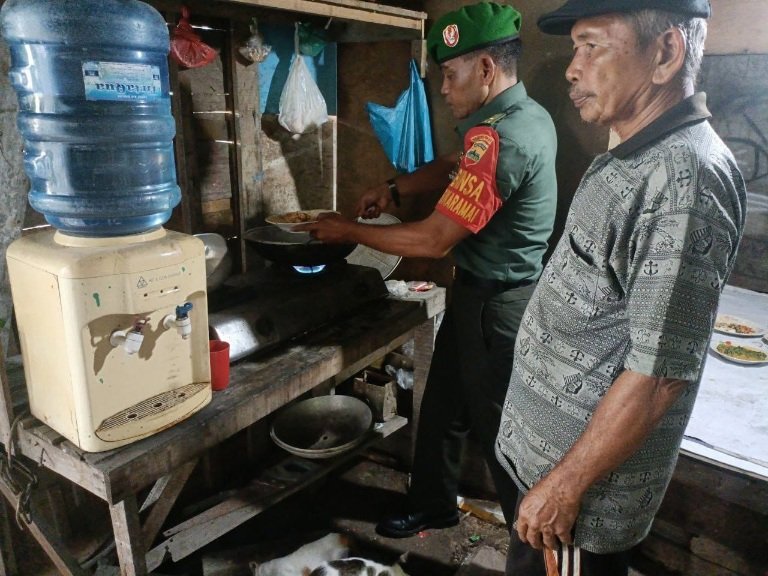 Bantu Warga Miskin Ekonomi Lemah di Pekanbaru, Babinsa Sukaramai Masuk Dapur