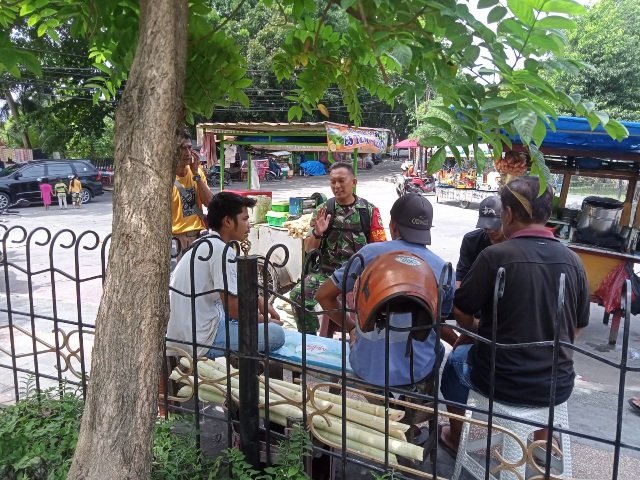 Jalin Komunikasi Sosial, Babinsa Simpang Empat Koramil 02/Kota Sambangi Pedagang