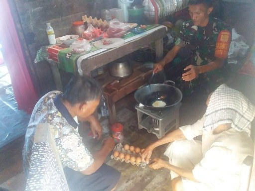Babinsa Masuk Dapur Sasar Warga Miskin di Kelurahan Kota Tinggi Pekanbaru
