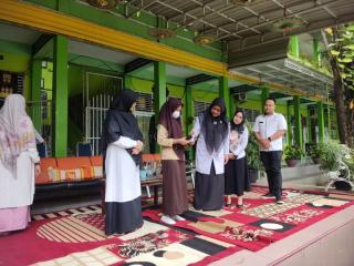 Kado Ultah, Kadisdukcapil Pekanbaru Serahkan KTP Elektronik ke Siswi SMAN 9