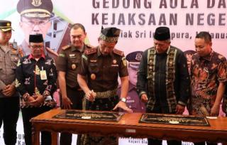 Bupati Siak dan Kejati Riau Resmikan Gedung Serbaguna