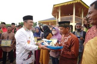 Kunker di Inhu, Gubri Serahkan Bantuan Kapal Nelayan