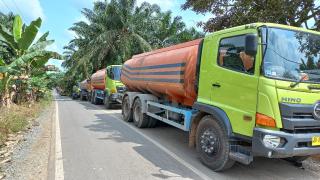 Khawatir Jalan Rusak, Warga Mandau Bengkalis Stop Belasan Truk CPO